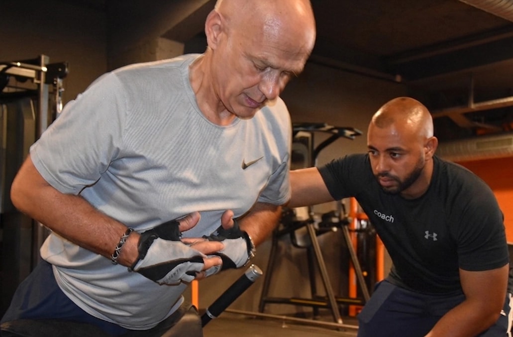 Coach sportif encadrant une séance de coaching solo en salle